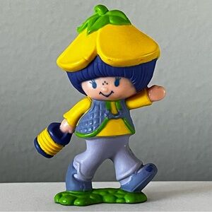 Vintage Strawberryland Miniature: Almond Tea with a Lantern